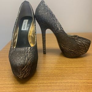 Steve Madden gold and lace platform pumps